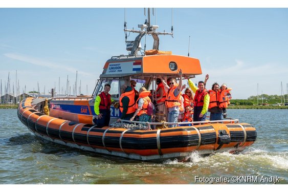 KNRM opent reddingstations tijdens Reddingbootdag: "Met die boot over de golven, dat vergeet je nooit meer"