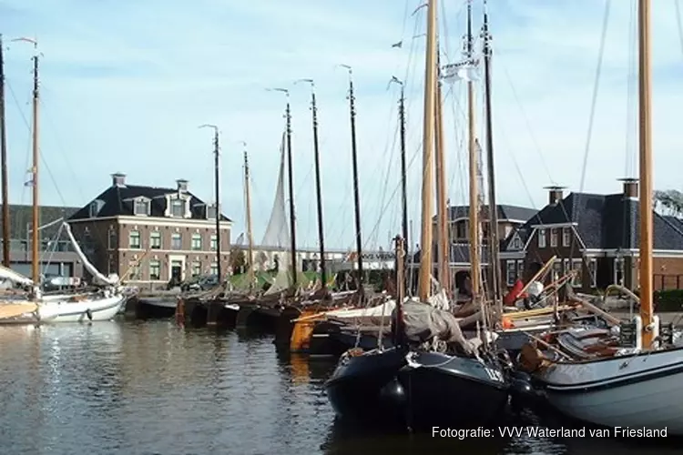 Een feestje van botters en platbodems in Lemmer