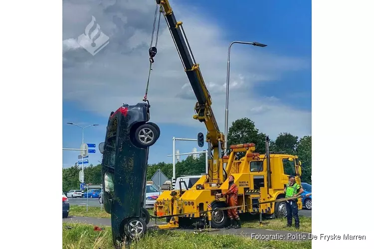 Auto op de kop in de sloot