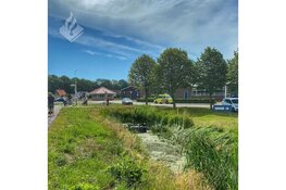 Auto op de kop in de sloot