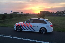 Bestelbus met gestolen aanhanger op de A6 van de weg gehaald