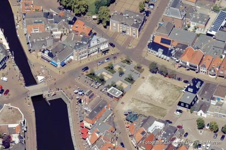 Straatnaambordjes Markt in Lemmer geplaatst
