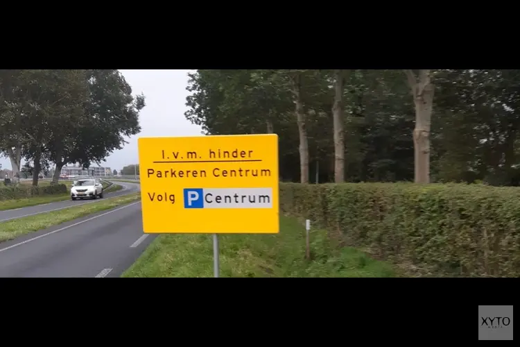 Gele bebording in Lemmer verwijst bezoekers naar grote parkeerterreinen