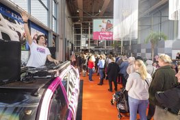 Vrouw! trekt duizenden shoppende vrouwen