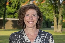 Wethouder Sytsma vertelt over centrumontwikkeling in Senior Café, Bibliotheek Heerenveen