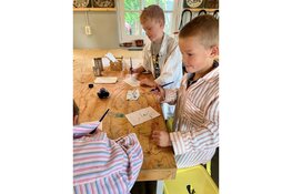 Help pake en beppe de vakantie door! Druk, schrijf en versier je eigen wenskaart