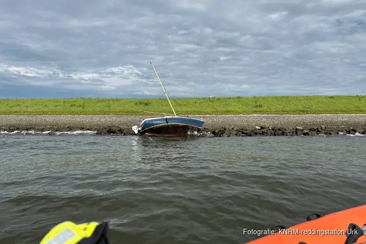 KNRM en andere Hulpdiensten in actie voor zeilboot op het IJsselmeer