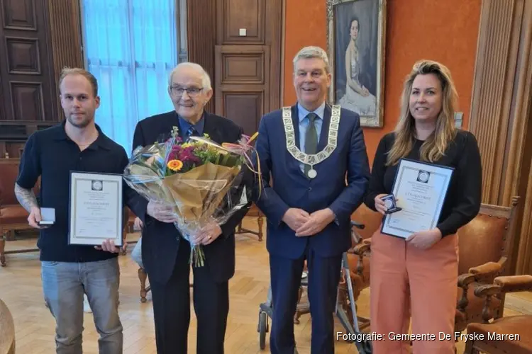 Uitreiking bronzen medailles voor redding man uit water in Joure