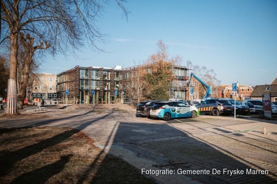 Nieuwe hoofdingang en parkeerplaats gemeentehuis 9 februari klaar voor gebruik